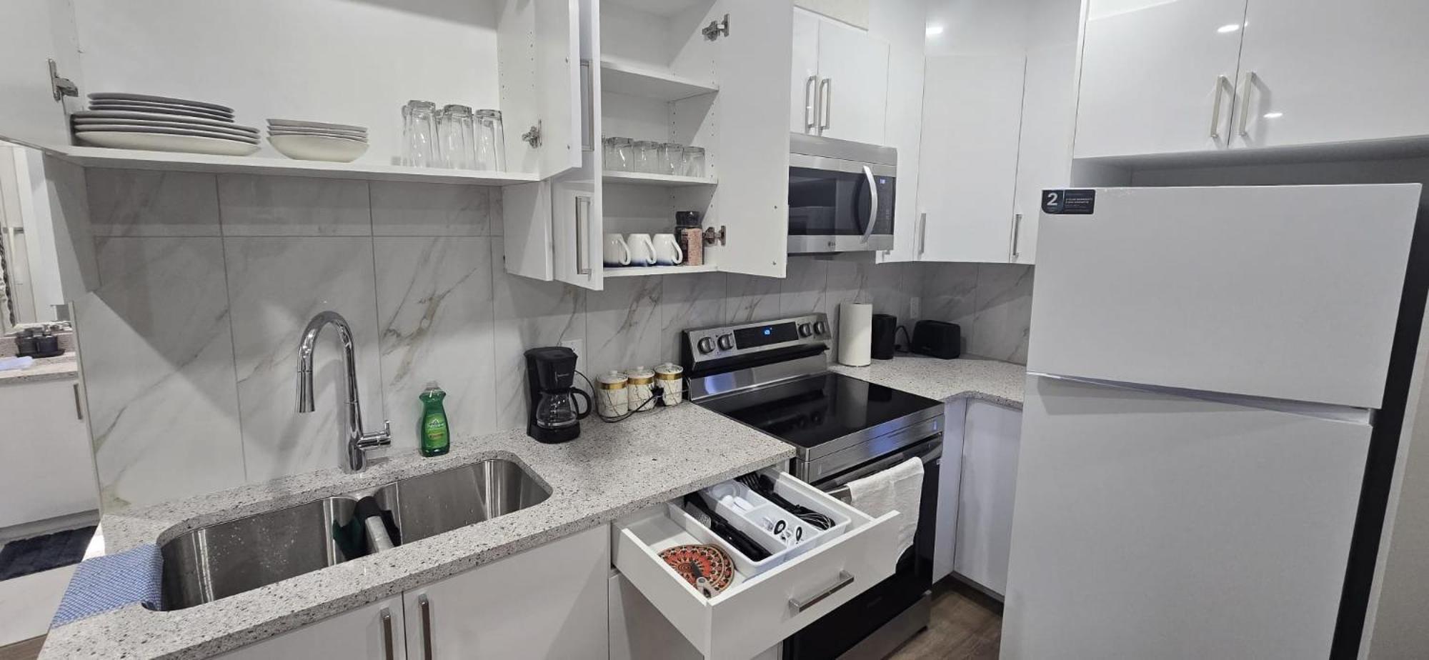 Cozzy Cityscape & Airport Retreat Apartment *