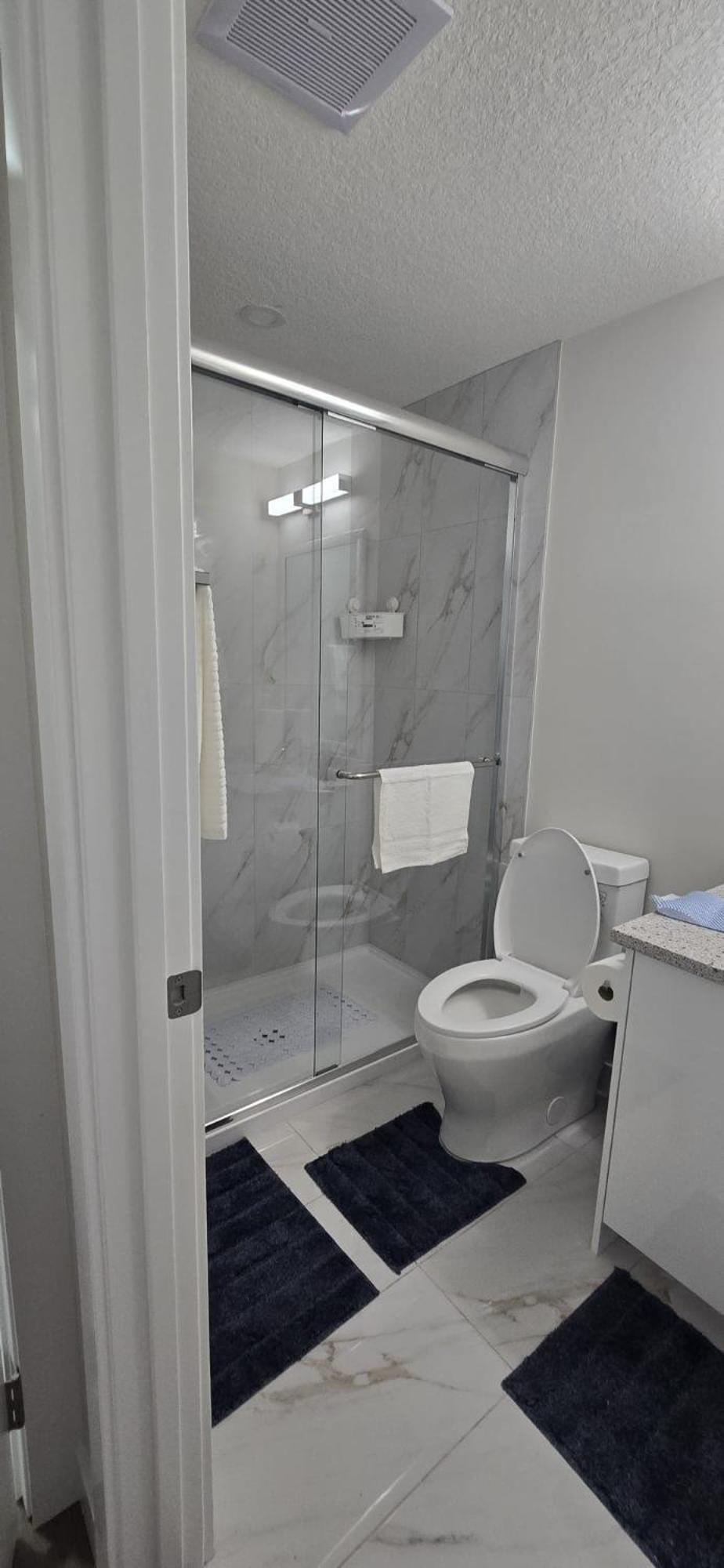 Cozzy Cityscape & Airport Retreat Apartment *